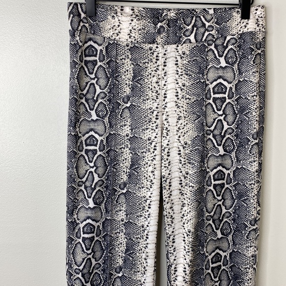 Snake Print Reptile Flared Pull-on Pants Suzy Shier Womens Size Small - Picture 3 of 8